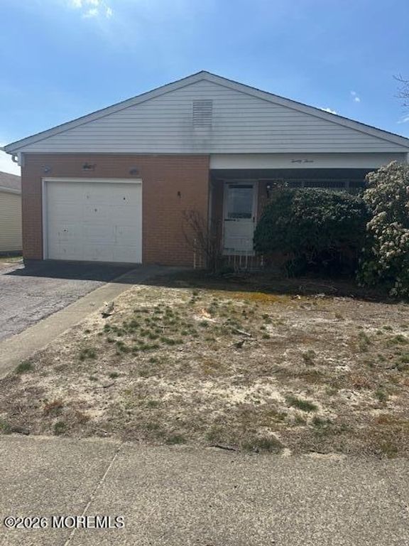 23 Longdenville Street, Toms River, NJ 08757