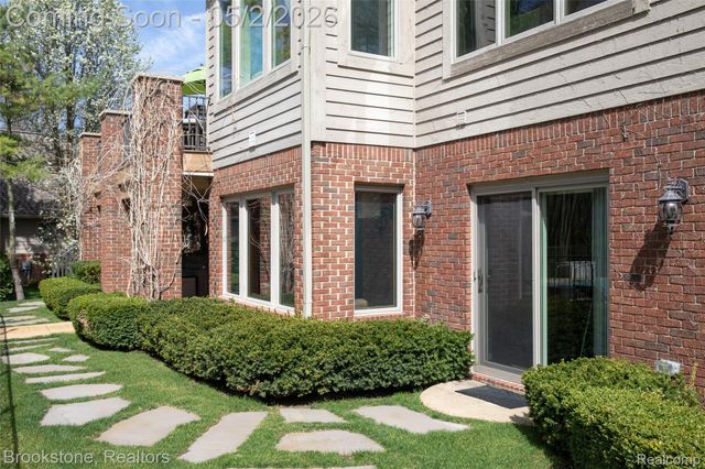 9811 KINGSTON POINTE, Springfield Charter Township, MI 48348
