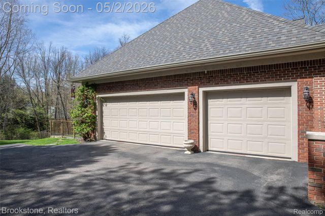 9811 KINGSTON POINTE, Springfield Charter Township, MI 48348