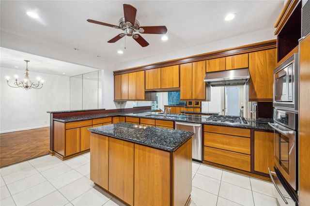4 River Hollow Lane, Houston, TX 77027
