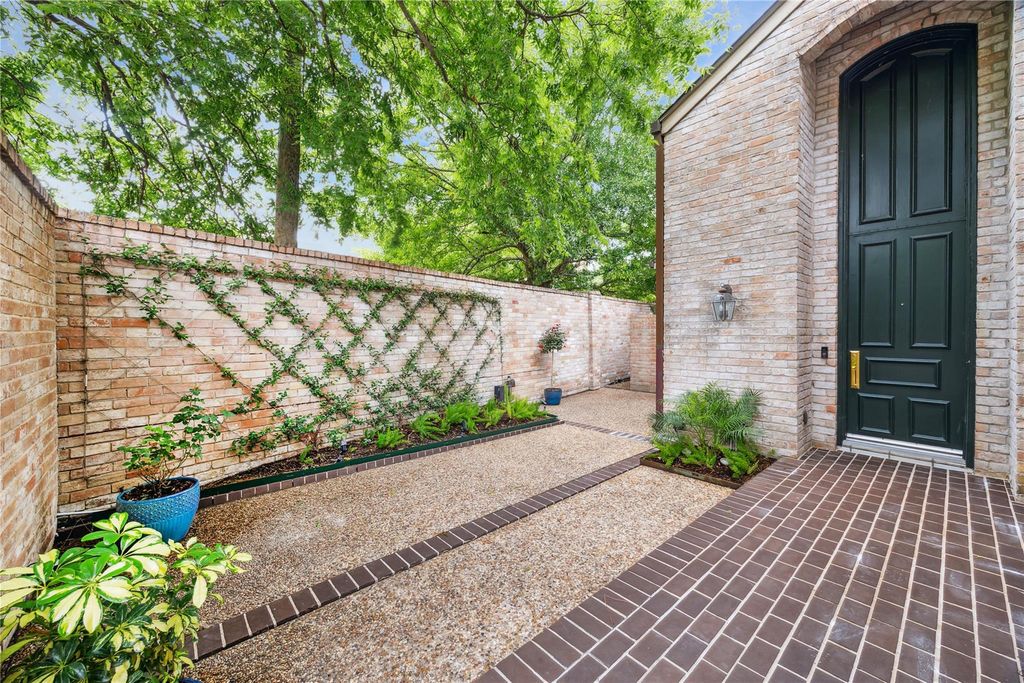 4 River Hollow Lane, Houston, TX 77027