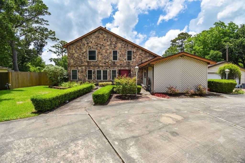 5504 Sycamore Drive, Dickinson, TX 77539