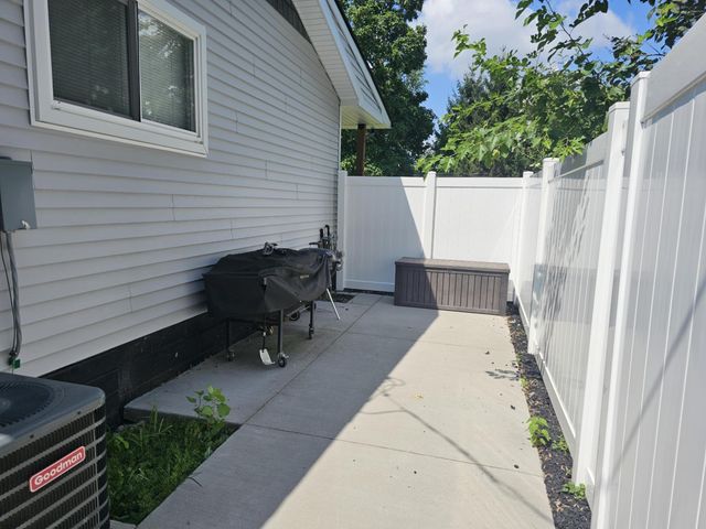 36761 Willow Road, New Boston City, MI 48164