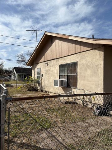 1315 S King St, Alice, TX 78332