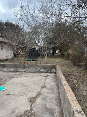 1315 S King St, Alice, TX 78332