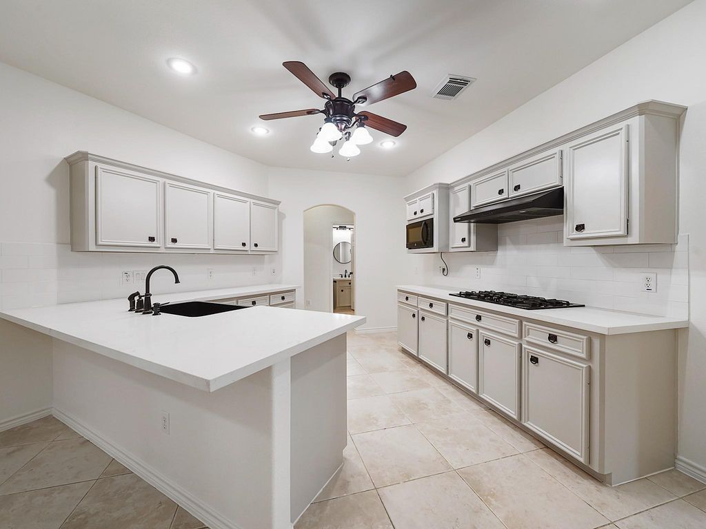 Image 15 of property listing at 1401 Heritage S, Richmond, TX 77406