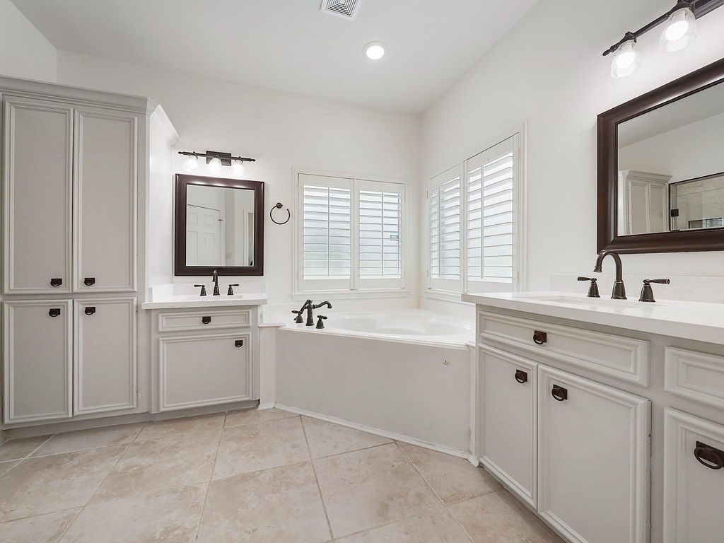 Image 20 of property listing at 1401 Heritage S, Richmond, TX 77406