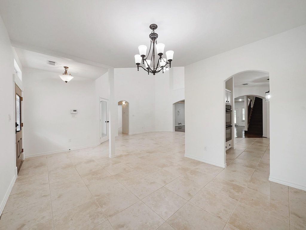 Image 8 of property listing at 1401 Heritage S, Richmond, TX 77406