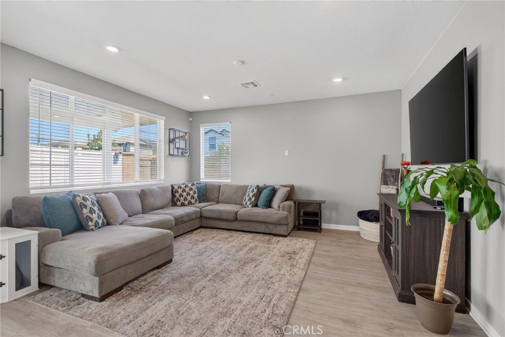 Image 10 of property listing at 590 Colorado Drive, Rialto, CA 92377