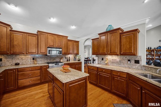 8321 W COYOTE CREEK Drive, Peoria, IL 61607