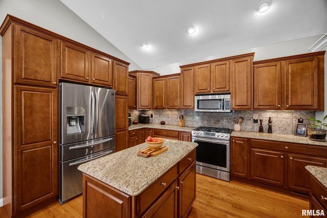 8321 W COYOTE CREEK Drive, Peoria, IL 61607