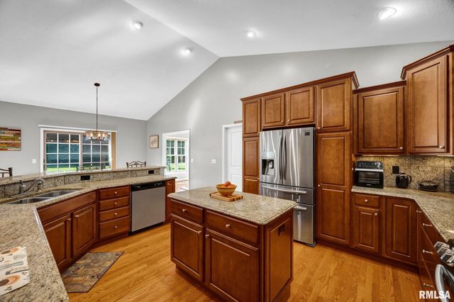 8321 W COYOTE CREEK Drive, Peoria, IL 61607