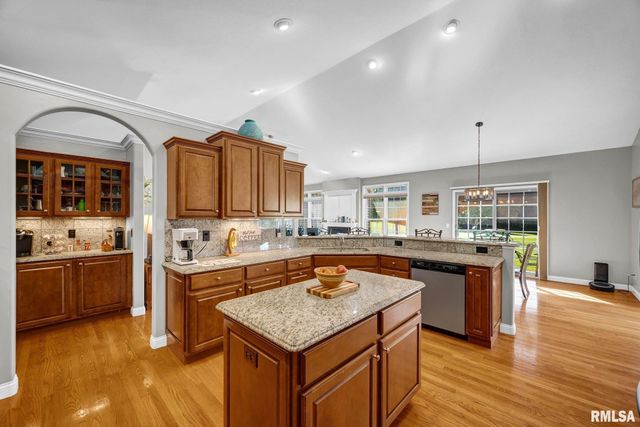 8321 W COYOTE CREEK Drive, Peoria, IL 61607