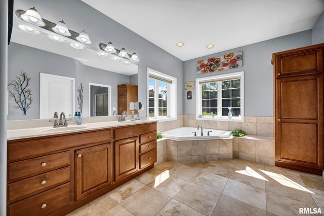 8321 W COYOTE CREEK Drive, Peoria, IL 61607