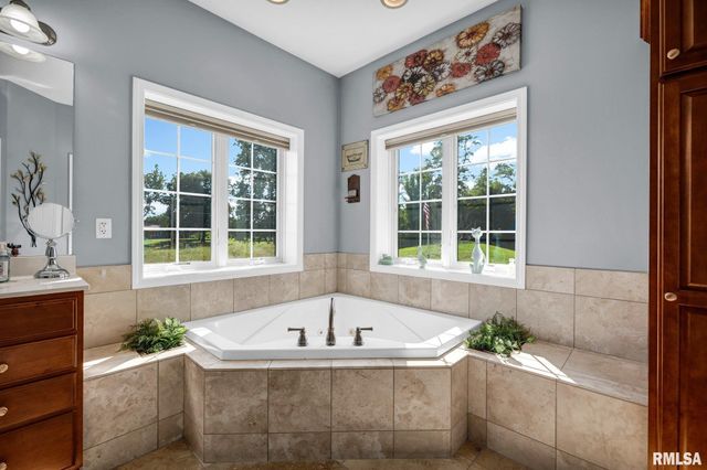 8321 W COYOTE CREEK Drive, Peoria, IL 61607