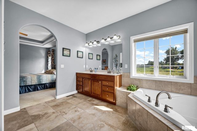 8321 W COYOTE CREEK Drive, Peoria, IL 61607