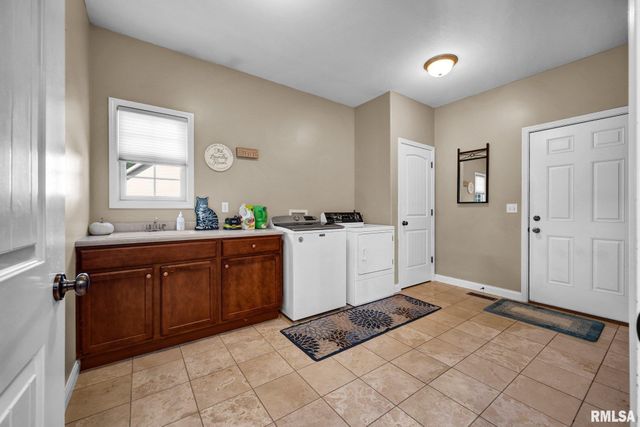 8321 W COYOTE CREEK Drive, Peoria, IL 61607