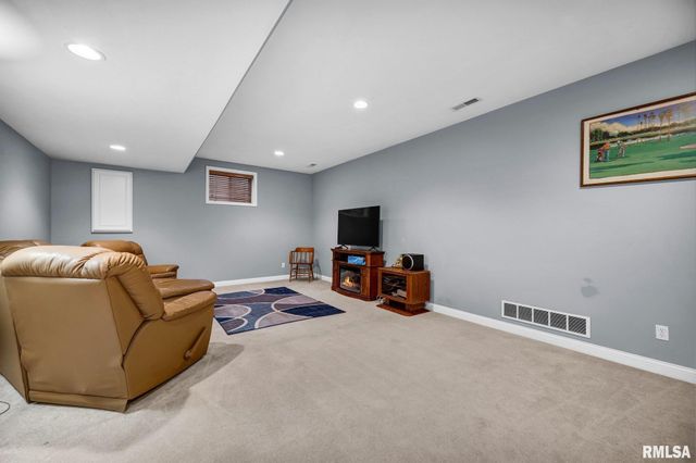 8321 W COYOTE CREEK Drive, Peoria, IL 61607