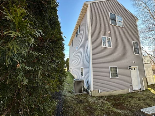 1007 Mount Pleasant St, New Bedford, MA 02745