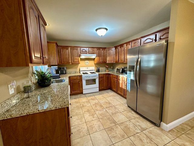 1007 Mount Pleasant St, New Bedford, MA 02745