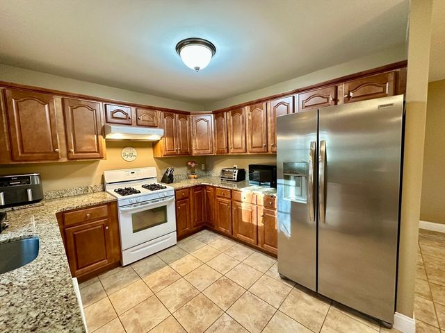 1007 Mount Pleasant St, New Bedford, MA 02745