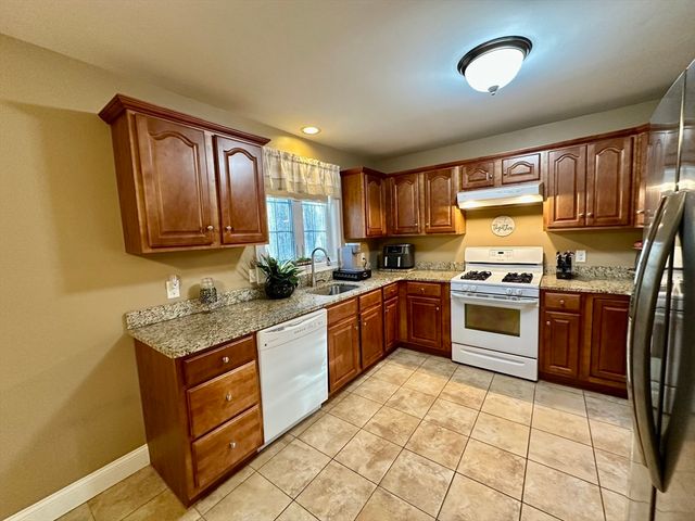 1007 Mount Pleasant St, New Bedford, MA 02745