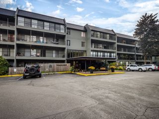 45 EAGLE CREST Dr 206, Lake Oswego, OR 97035
