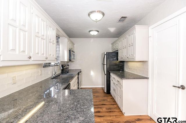 5827 Hollytree, Tyler, TX 75703