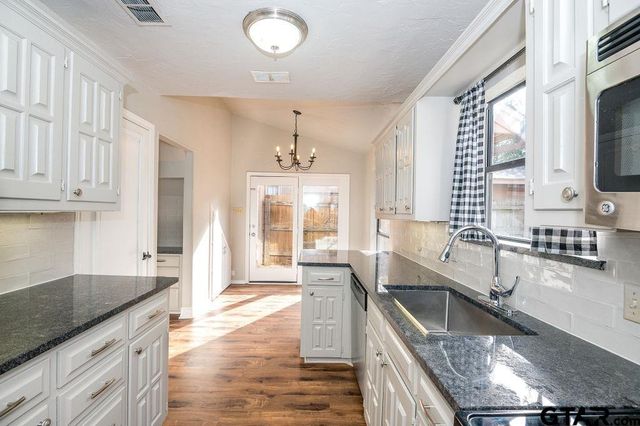 5827 Hollytree, Tyler, TX 75703