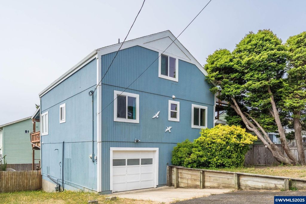 1744 NE 13th St, Lincoln City, OR 97367