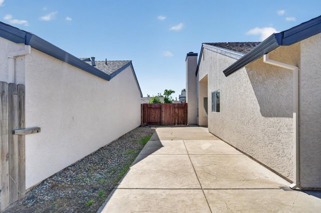 8013 Healy Ct, Sacramento, CA 95828