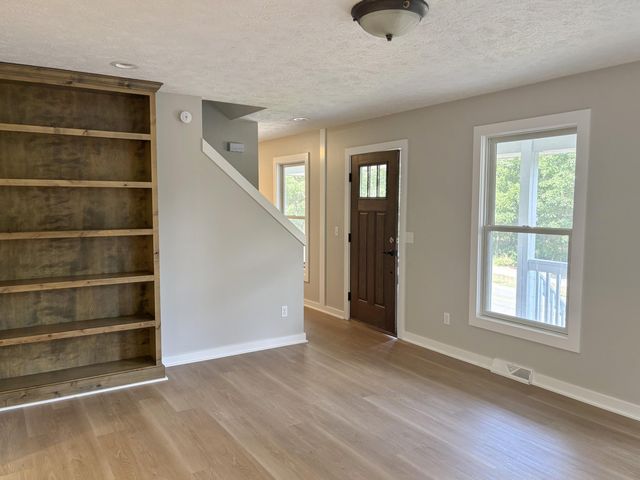 4160 Knapp Valley Drive NE, Grand Rapids, MI 49525