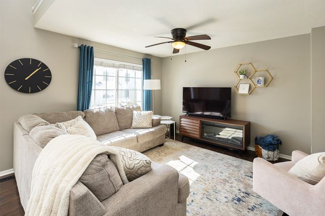 1400 S 52nd Street 27, West Des Moines, IA 50265