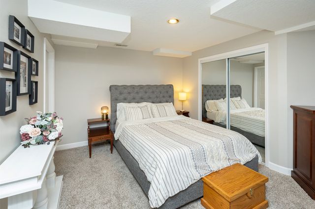 1400 S 52nd Street 27, West Des Moines, IA 50265