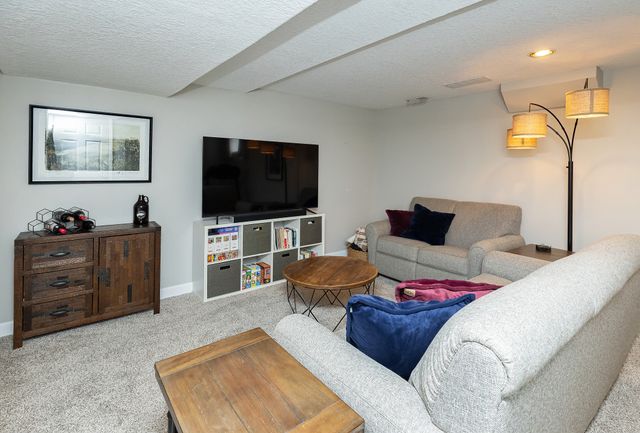 1400 S 52nd Street 27, West Des Moines, IA 50265