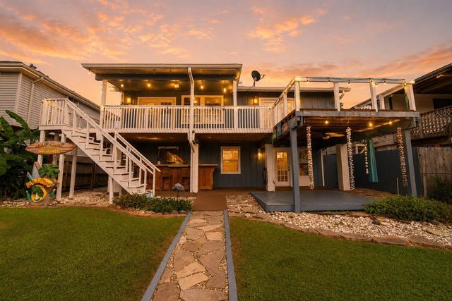 579 Warsaw Street, Bayou Vista, TX 77563