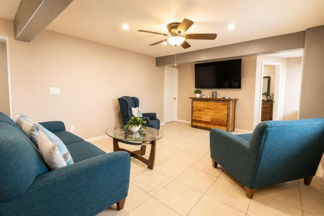 579 Warsaw Street, Bayou Vista, TX 77563