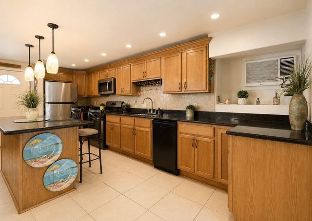 579 Warsaw Street, Bayou Vista, TX 77563