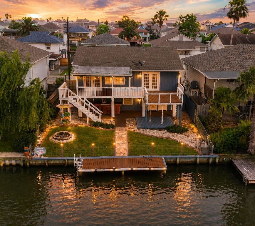 579 Warsaw Street, Bayou Vista, TX 77563