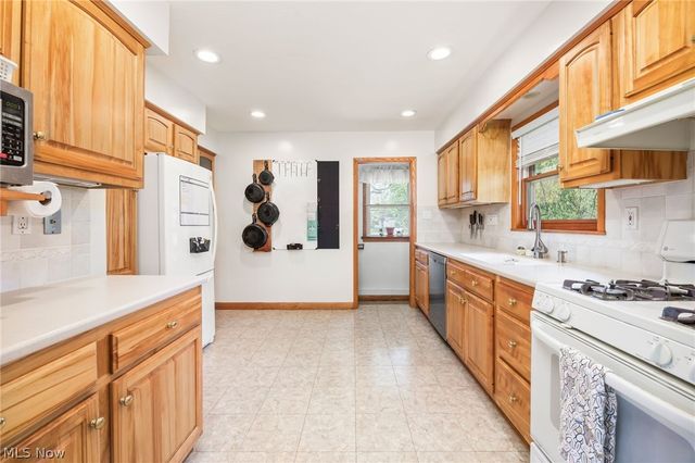 3998 Highland Drive, Mogadore, OH 44260