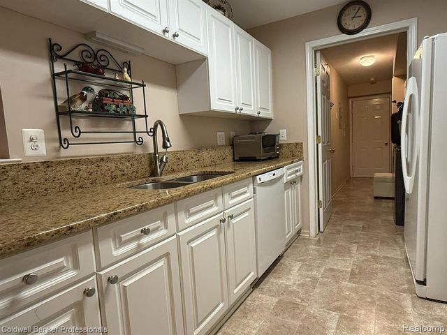 5349 Brookemonte Circle, Rochester, MI 48306
