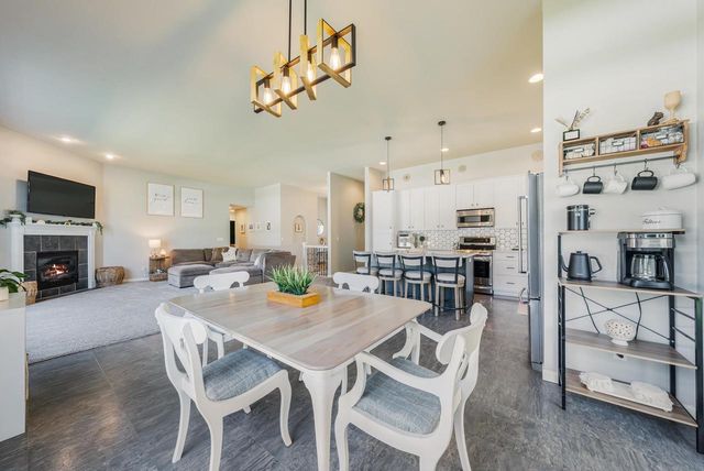 2184 W NOELLE LANE, Appleton, WI 54913