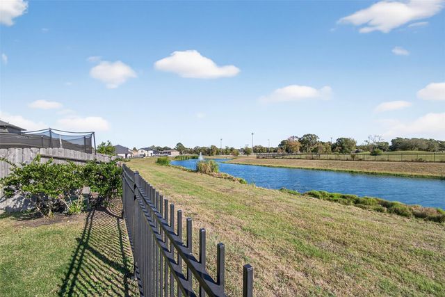 186 Lucky Manor Lane, La Porte, TX 77571