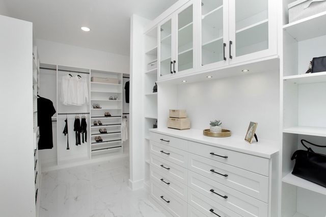 122 Crosswater LN, Dripping Springs, TX 78620