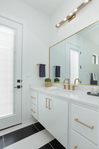 122 Crosswater LN, Dripping Springs, TX 78620