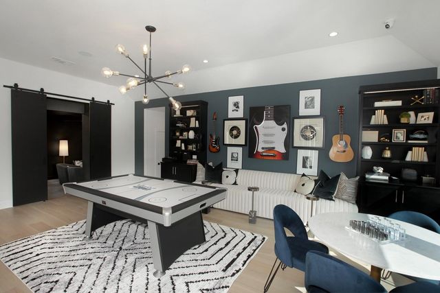 122 Crosswater LN, Dripping Springs, TX 78620