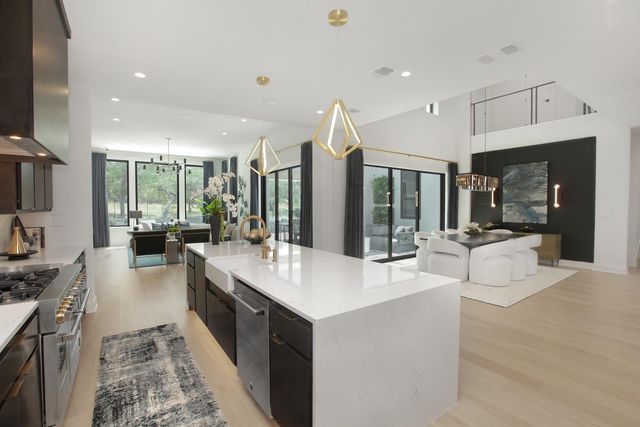 122 Crosswater LN, Dripping Springs, TX 78620