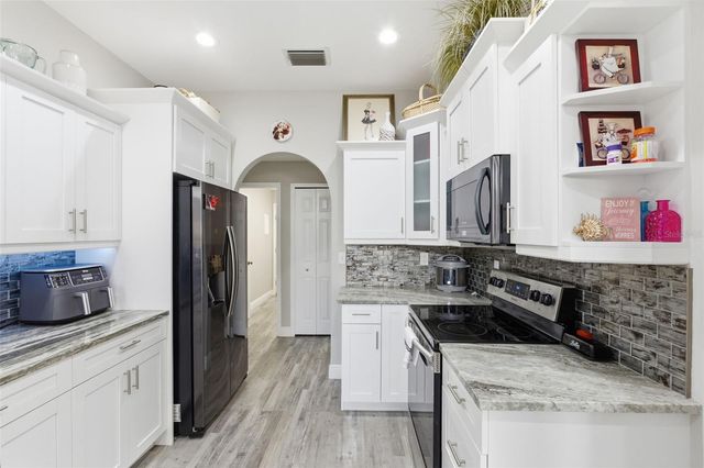 391 WOOD BRIDGE AVENUE, Tarpon Springs, FL 34689