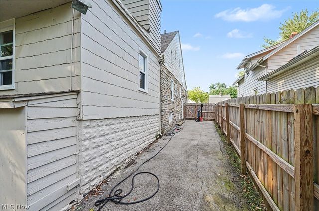 15 Massachusetts Avenue, Poland, OH 44514