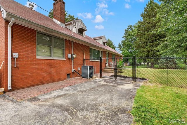 24 Weinel Drive, Fairview Heights, IL 62208